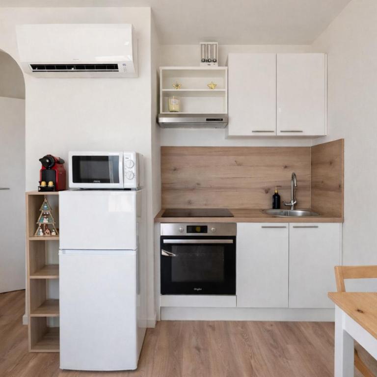 Escapade à deux en Provence, Adresse calme, centre à pied, Wifi, Climatisation et Parking gratuit à 50m - Studio with Mountain View - 5