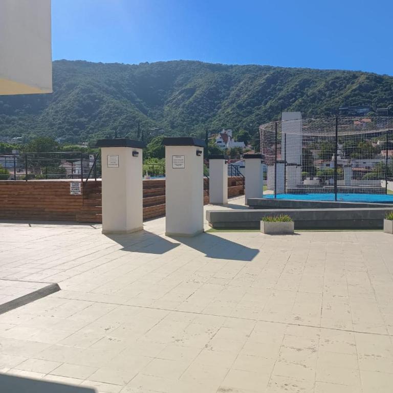 Depto céntrico excelente ubicación, con cochera, pileta y patio - Apartamento con vistas al jardín - 3