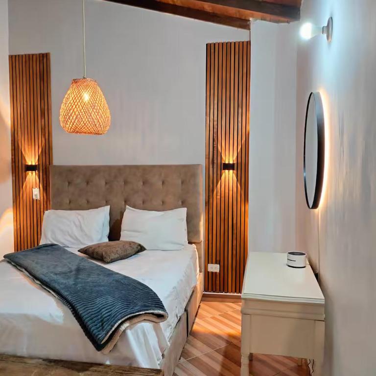 Ambiente natural y amplio, con vista panorámica de Medellín 501 - Three-Bedroom Apartment - 4