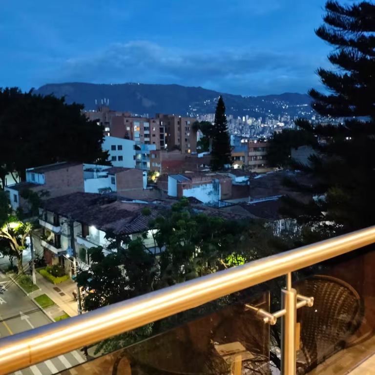 Ambiente natural y amplio, con vista panorámica de Medellín 501 - Three-Bedroom Apartment - 14