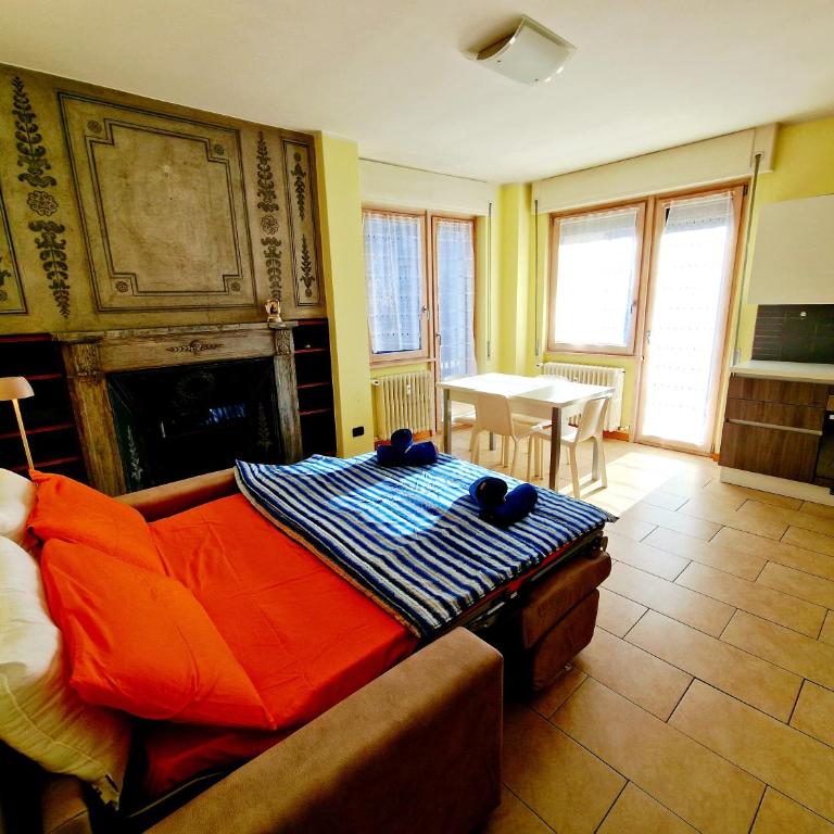 Zero Distance - 60 Steps to trains stations & Huge Terrace with Mountains View - One-Bedroom Apartment - 5