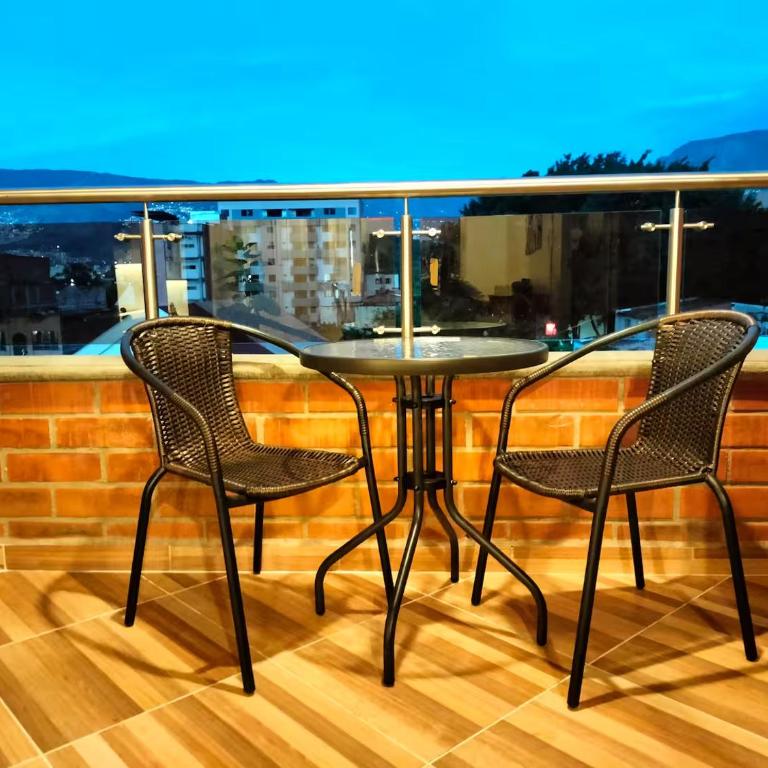 Ambiente natural y amplio, con vista panorámica de Medellín 501 - Three-Bedroom Apartment - 19