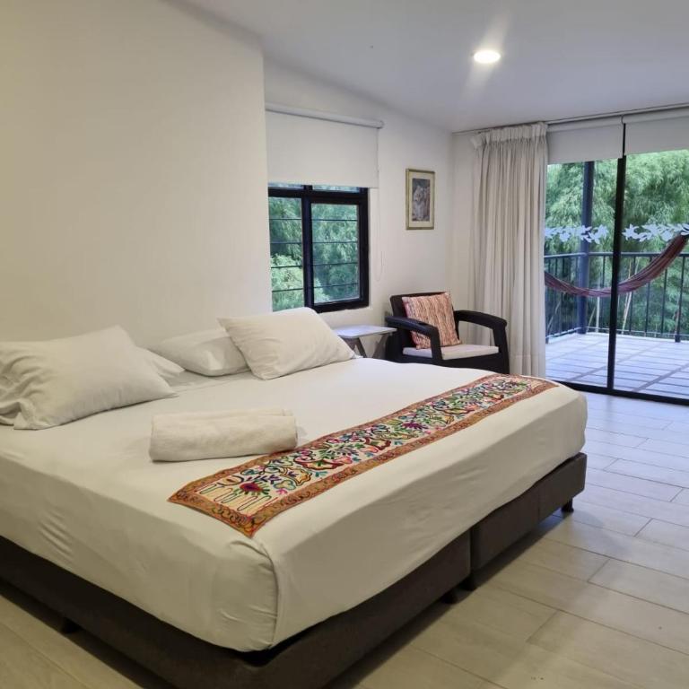 Hotel campestre La Floresta - Suite con cama grande y balcón - 7