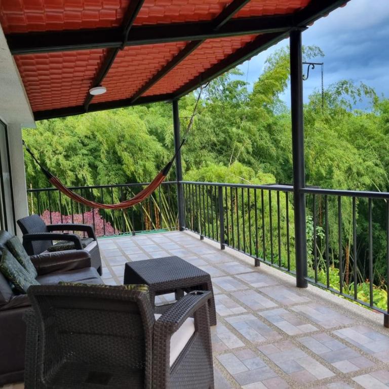 Hotel campestre La Floresta - Suite con cama grande y balcón - 9