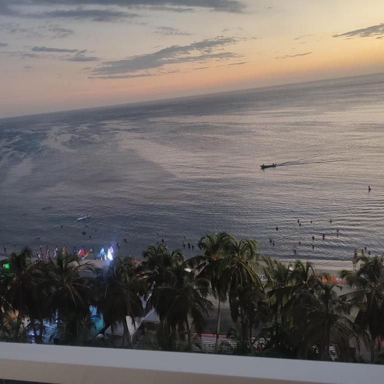ESPECTACULAR APARTAMENTO FRENTE AL MAR RODADERO Piso 12 VISTA UNICA AL MAR SANTA MARTA - Two-Bedroom Apartment with Balcony and Sea View - 12