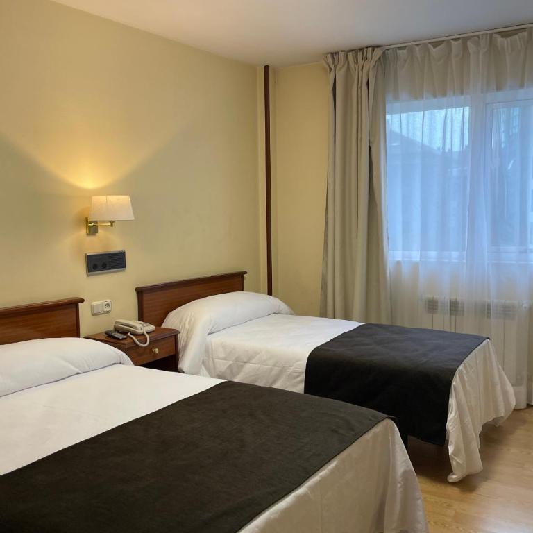 Pensión Capital de Galicia - Triple Room with Private Bathroom - 2