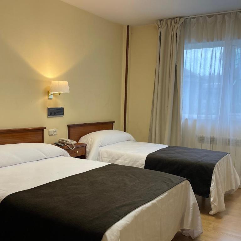 Pensión Capital de Galicia - Triple Room with Private Bathroom - 3