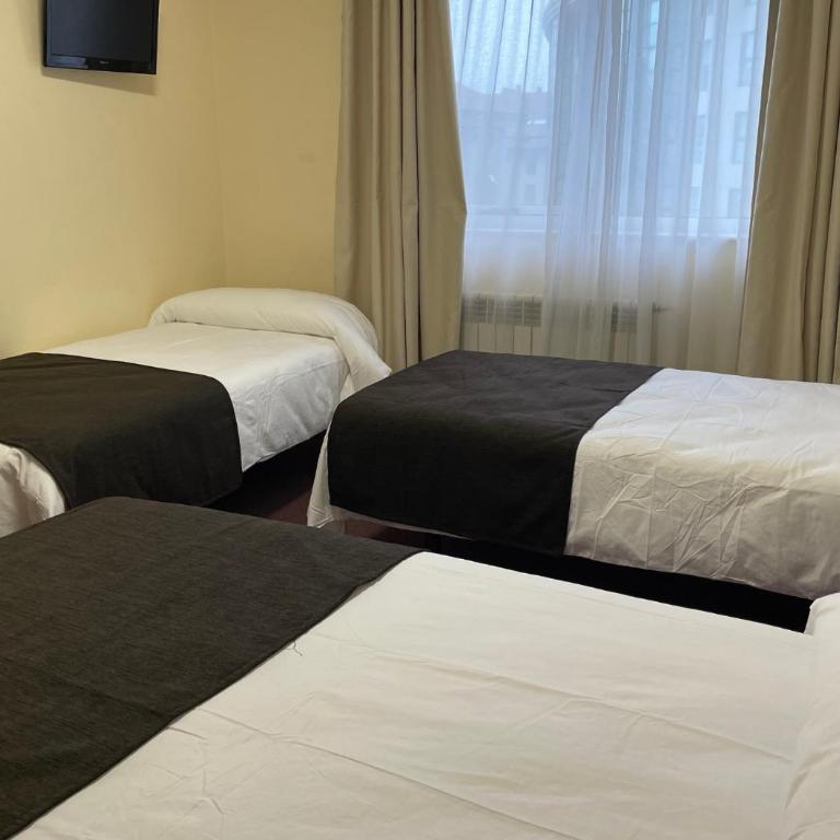 Pensión Capital de Galicia - Quadruple Room with Private Bathroom - 3