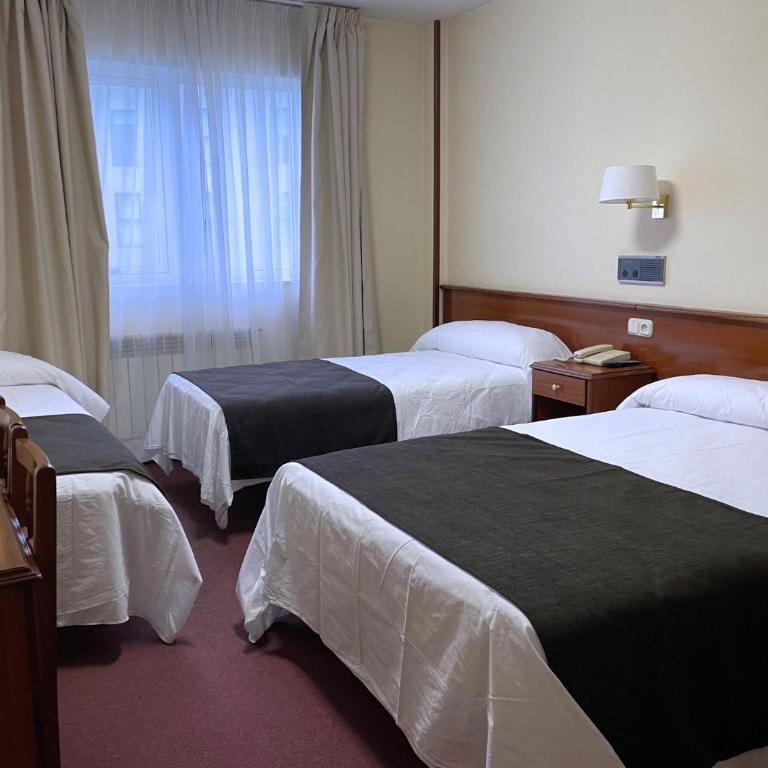 Pensión Capital de Galicia - Quadruple Room with Private Bathroom - 2