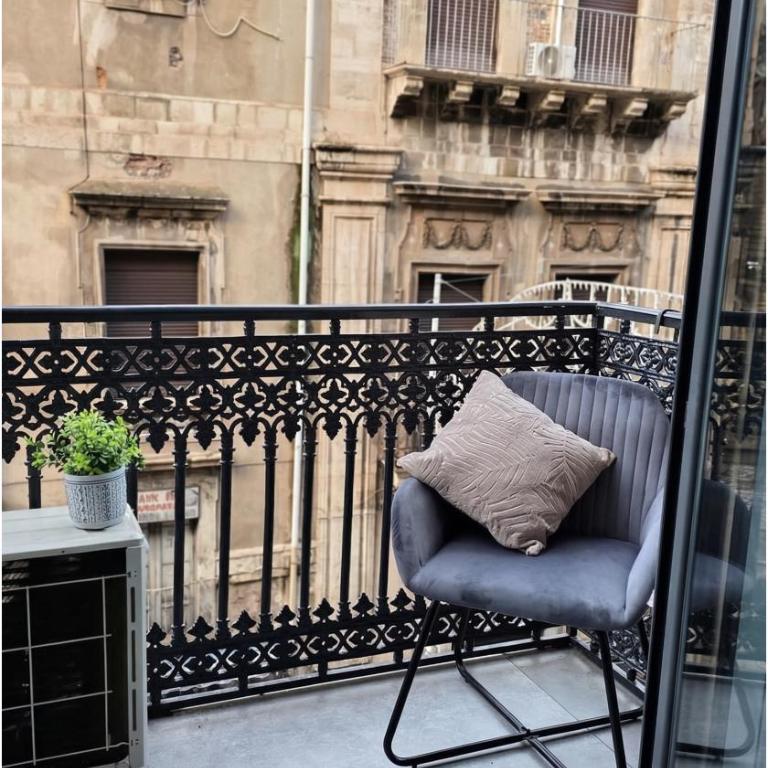 Palazzo Bruca Catania - Triple Room with Balcony - 10