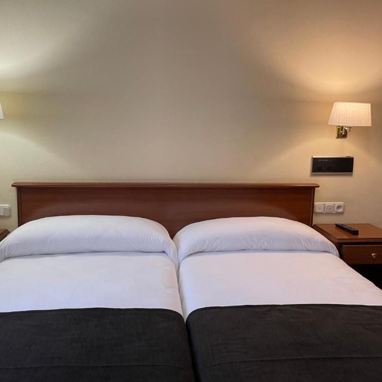 Pensión Capital de Galicia - Triple Room with Private Bathroom - 3