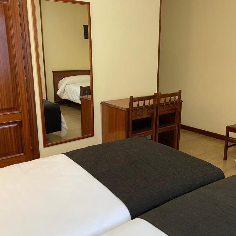 Pensión Capital de Galicia - Triple Room with Private Bathroom - 4