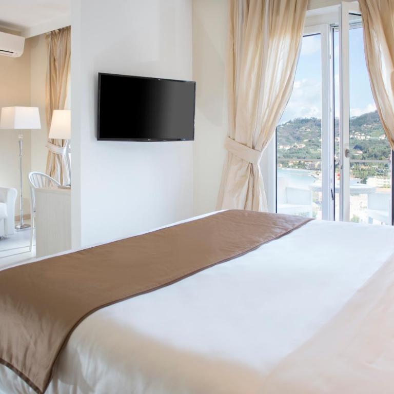 Europa Grand Hotel - Camera Tripla Deluxe con Vista Mare - 4