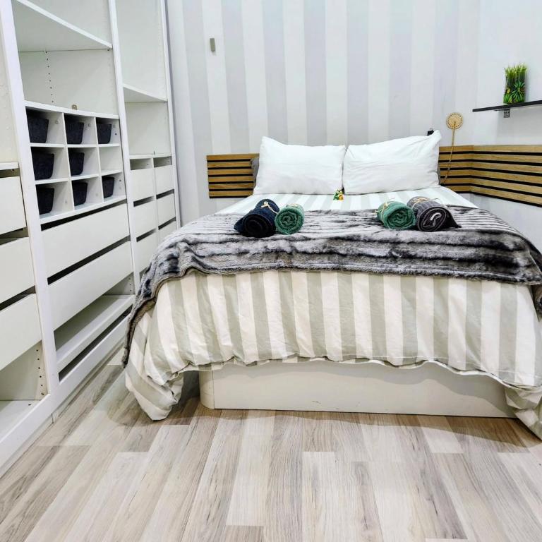 VERSACE 6PACK -SMART HOME-air conditioner - HISTORIC CENTER-GRAN VIA-SOL-MALASANA - Three-Bedroom Apartment - 5