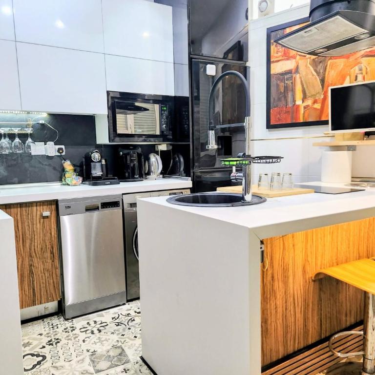 VERSACE 6PACK -SMART HOME-air conditioner - HISTORIC CENTER-GRAN VIA-SOL-MALASANA - Three-Bedroom Apartment - 54