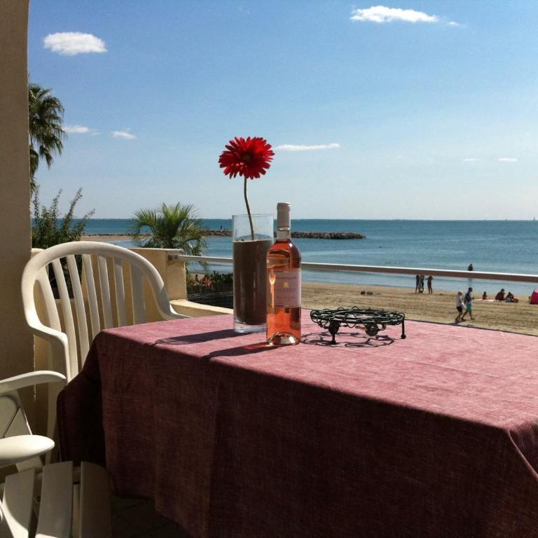 CARNON PLAGE évasion en bord de mer les pieds dans le sable accès privé et direct à la plage Logement T4 pour 6 pers Terrasse vue mer Parking privé gratuit Accueil personnalisé - Appartement 3 Chambres - Vue sur Mer - 2