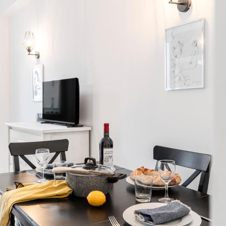 Center 2 min walk to beach quiet sunny balcony - Appartement 1 Chambre - 7