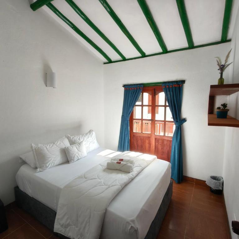 Roomii Hostel - Double Room with Balcony - 2