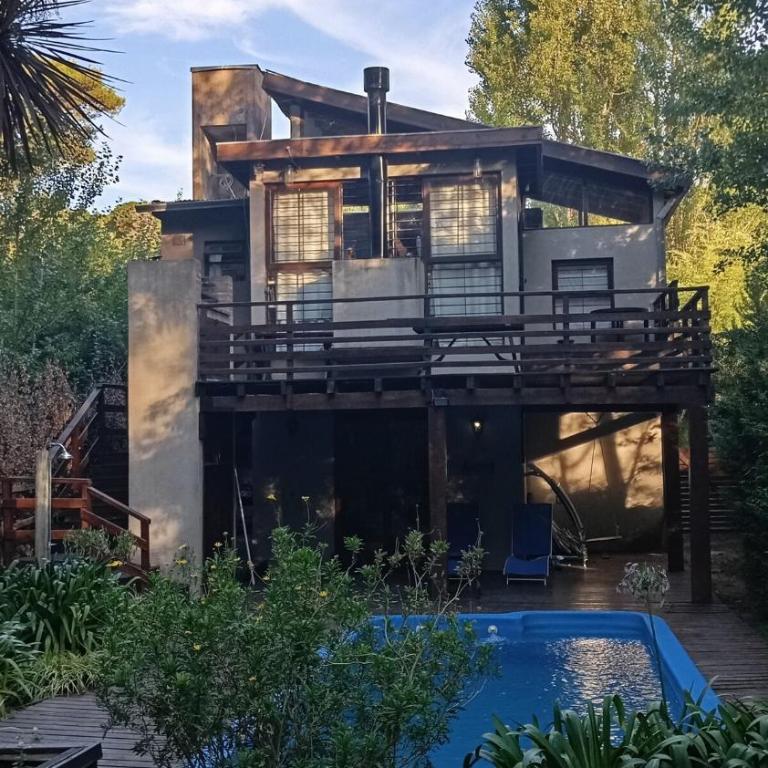 Casa con pileta en Mar Azul - Three-Bedroom House - 1