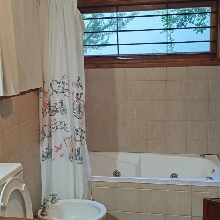 Casa con pileta en Mar Azul - Three-Bedroom House - 2