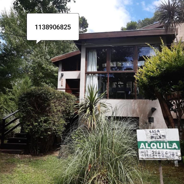 Casa con pileta en Mar Azul - Three-Bedroom House - 6