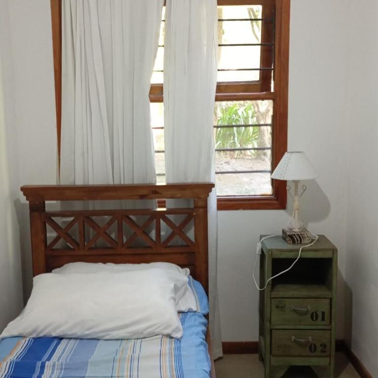 Casa con pileta en Mar Azul - Three-Bedroom House - 15