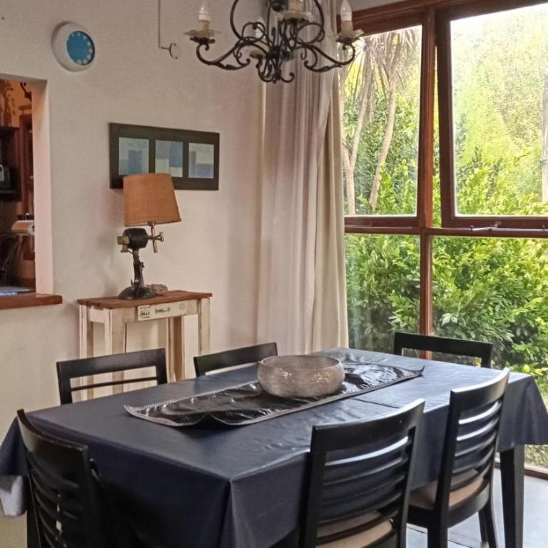 Casa con pileta en Mar Azul - Three-Bedroom House - 27