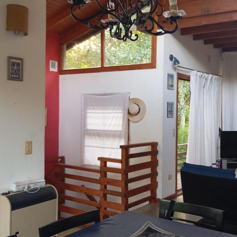 Casa con pileta en Mar Azul - Three-Bedroom House - 33