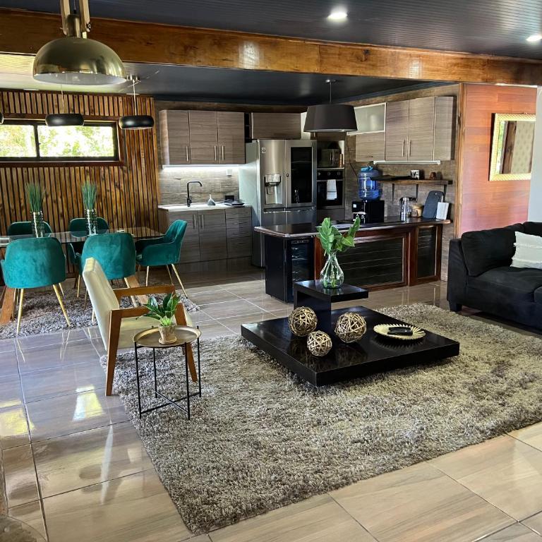 Casa con Piscina y Cama elástica - Three-Bedroom House - 24