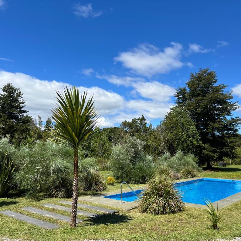 Casa con Piscina y Cama elástica - Three-Bedroom House - 15