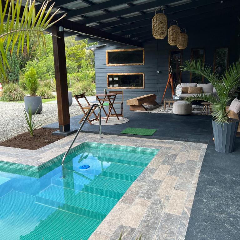 Casa con Piscina y Cama elástica - Three-Bedroom House - 12