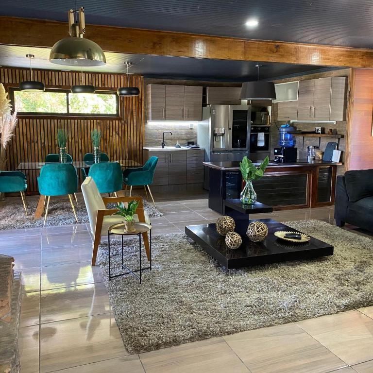 Casa con Piscina y Cama elástica - Three-Bedroom House - 6