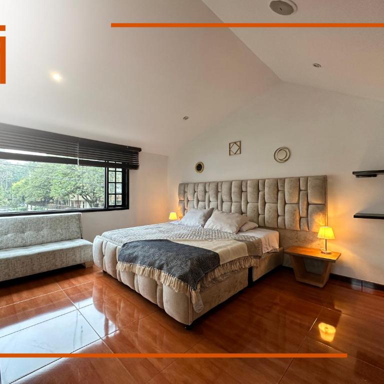 Hotel Santa Ana Luxury Rentals - 111 - Suite Deluxe con cama extragrande - 1