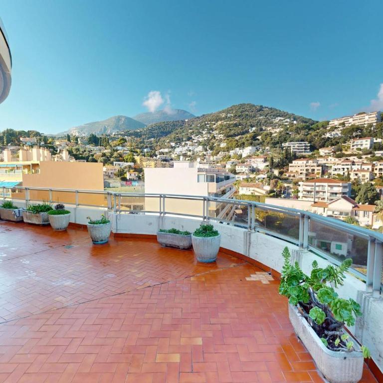 Agréable 2P dernier étage avec immense terrasse et parking privé - FR-1-196-390 - Appartement - 2