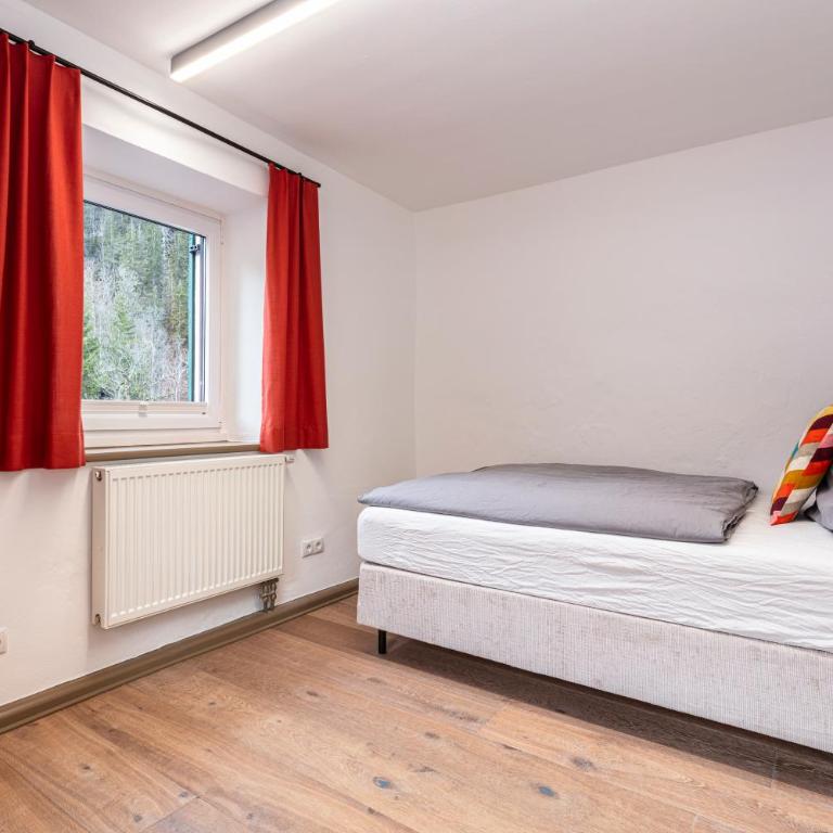 Großes Ferienhaus für 10 Personen mit Kachelofen & Bergblick - Appartement - 10