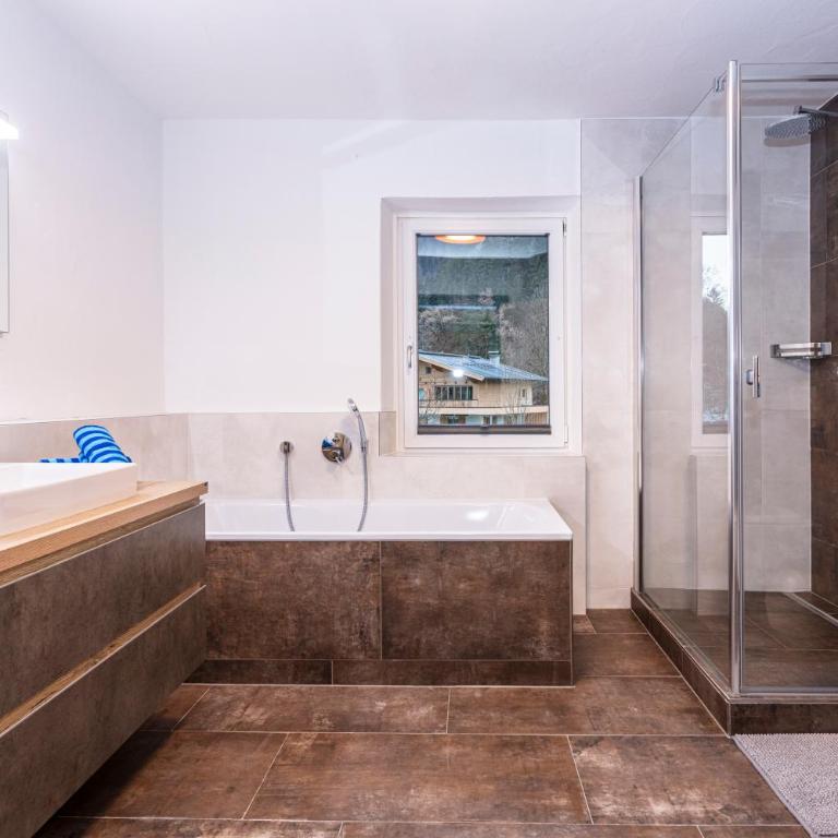 Großes Ferienhaus für 10 Personen mit Kachelofen & Bergblick - Appartement - 12