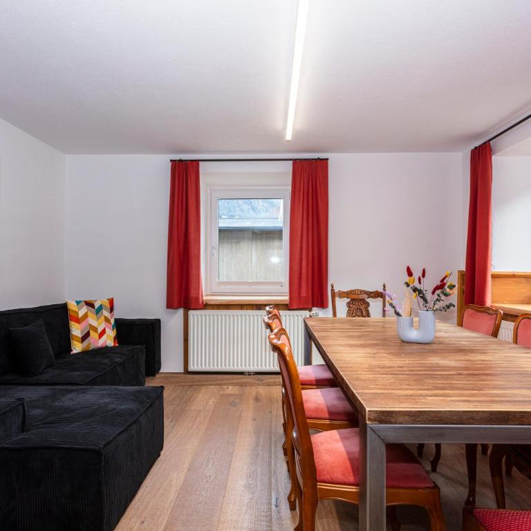 Großes Ferienhaus für 10 Personen mit Kachelofen & Bergblick - Appartement - 8