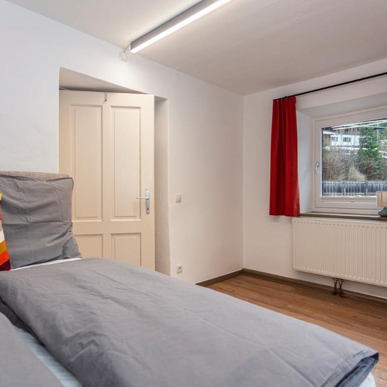 Großes Ferienhaus für 10 Personen mit Kachelofen & Bergblick - Appartement - 28