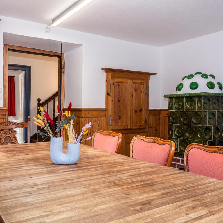 Großes Ferienhaus für 10 Personen mit Kachelofen & Bergblick - Appartement - 32