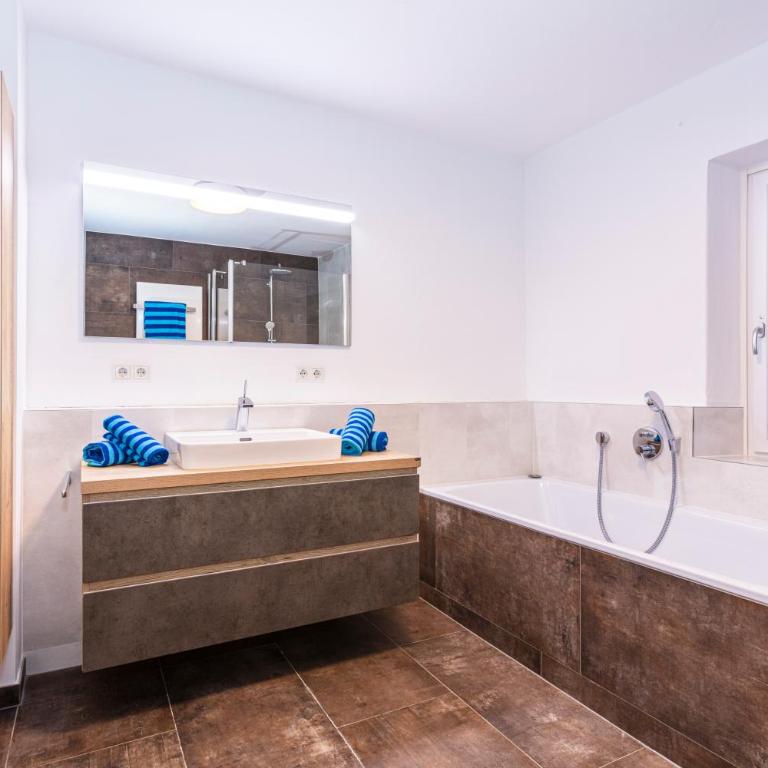 Großes Ferienhaus für 10 Personen mit Kachelofen & Bergblick - Appartement - 35