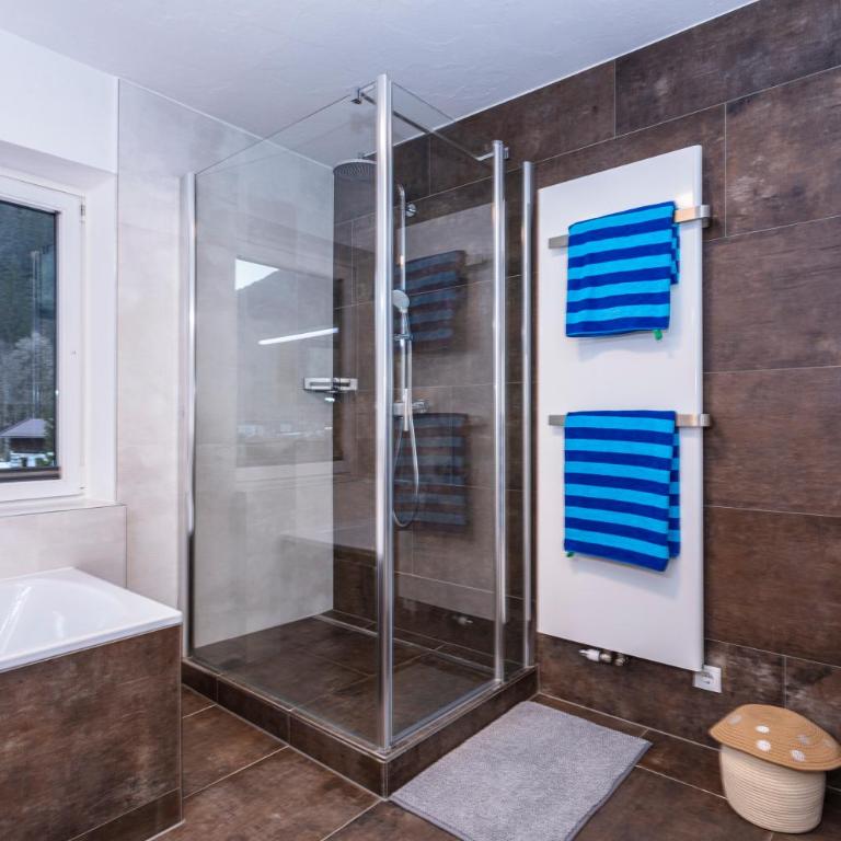 Großes Ferienhaus für 10 Personen mit Kachelofen & Bergblick - Appartement - 34