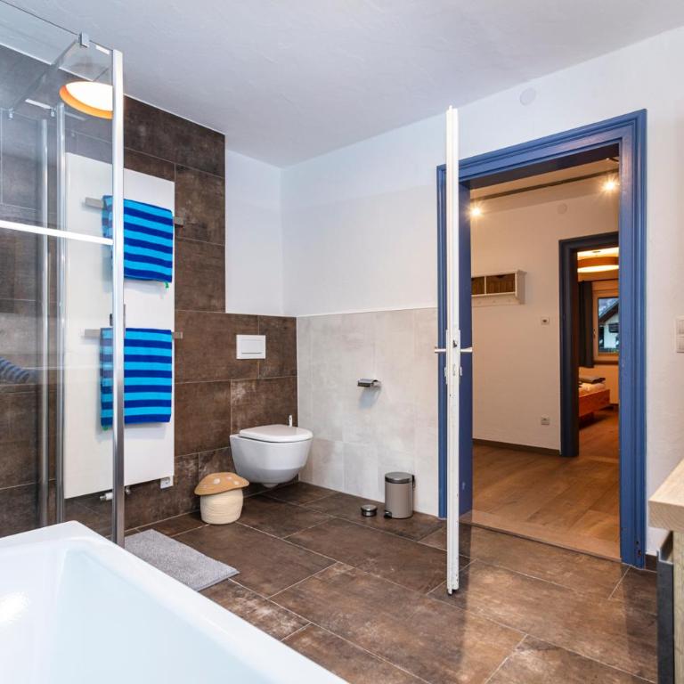 Großes Ferienhaus für 10 Personen mit Kachelofen & Bergblick - Appartement - 54
