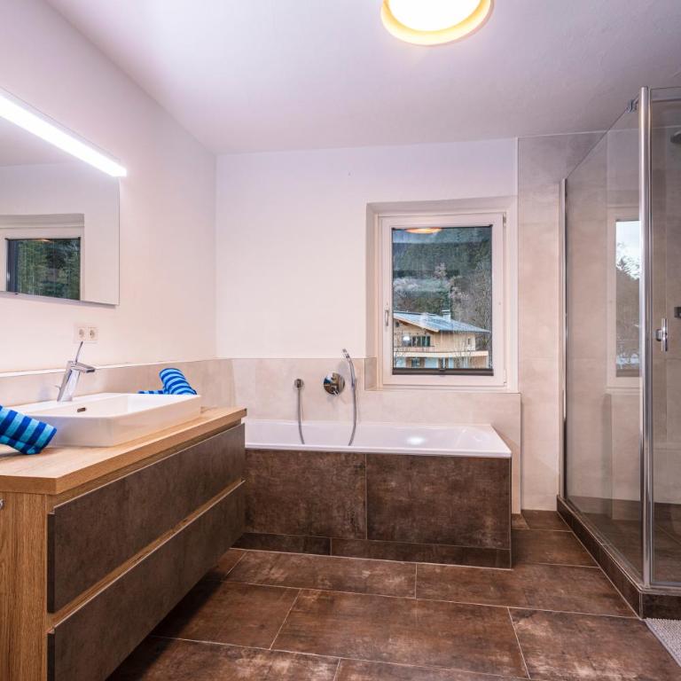 Großes Ferienhaus für 10 Personen mit Kachelofen & Bergblick - Appartement - 50