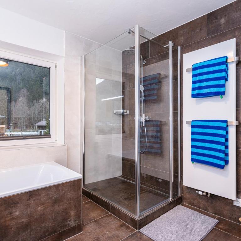 Großes Ferienhaus für 10 Personen mit Kachelofen & Bergblick - Appartement - 53