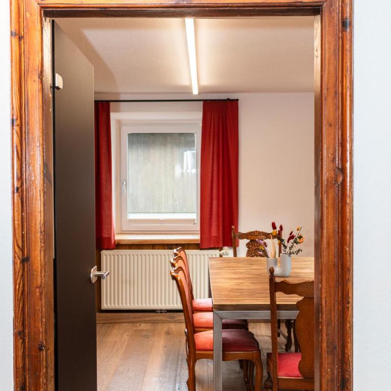 Großes Ferienhaus für 10 Personen mit Kachelofen & Bergblick - Appartement - 56