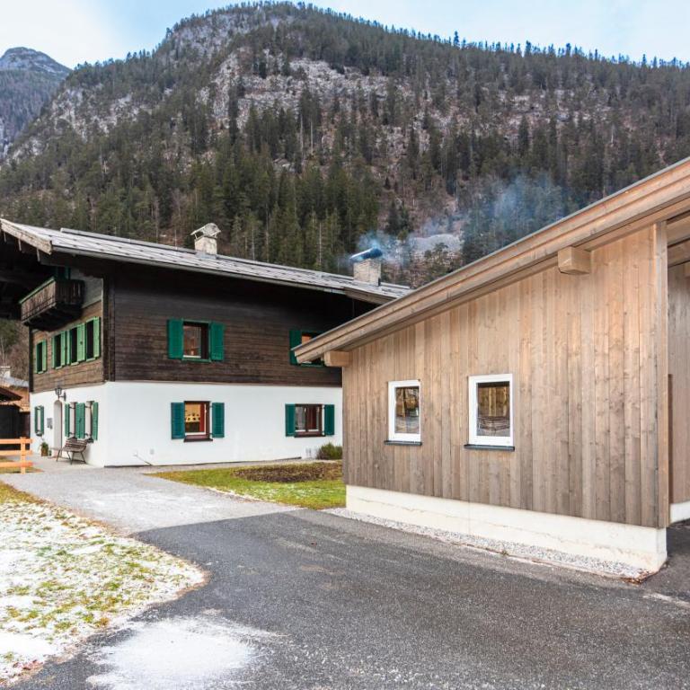 Großes Ferienhaus für 10 Personen mit Kachelofen & Bergblick - Appartement - 63