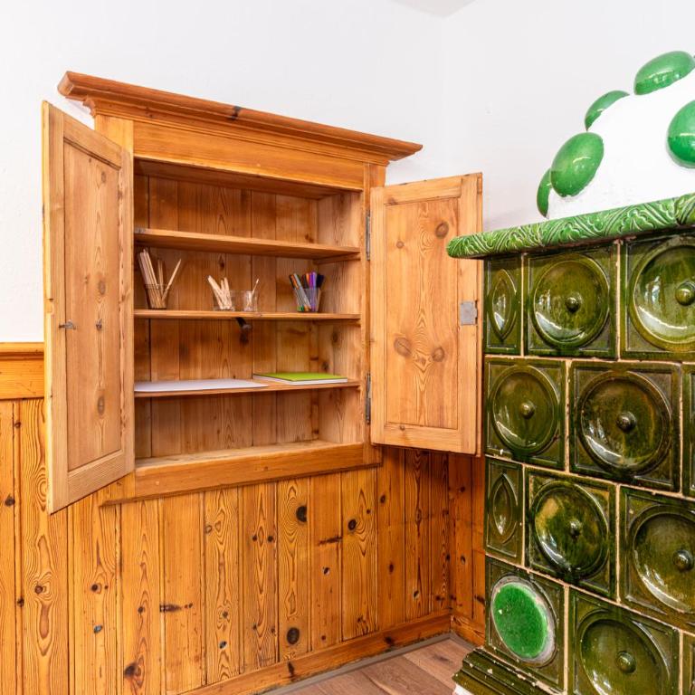 Großes Ferienhaus für 10 Personen mit Kachelofen & Bergblick - Appartement - 75