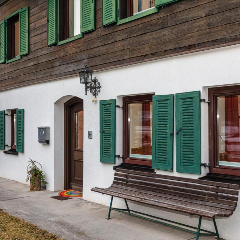 Großes Ferienhaus für 10 Personen mit Kachelofen & Bergblick - Appartement - 69