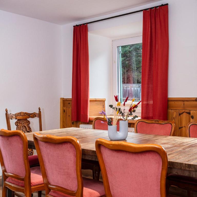 Großes Ferienhaus für 10 Personen mit Kachelofen & Bergblick - Appartement - 68
