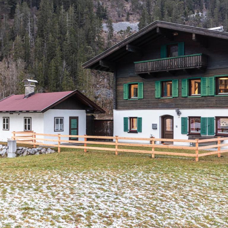 Großes Ferienhaus für 10 Personen mit Kachelofen & Bergblick - Appartement - 70